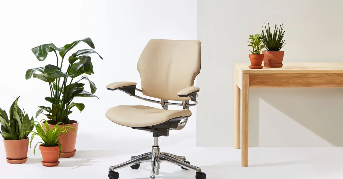 Humanscale product photograph of the Freedom task chair with headrest
